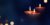 Dunkler Hintergrund. Kerzen mit niedriger Flamme.
